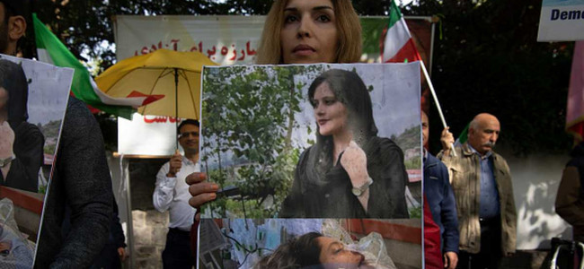 "¡Mujer, vida, libertad!": iraníes queman el hiyab y se cortan el pelo por la muerte de una joven detenida