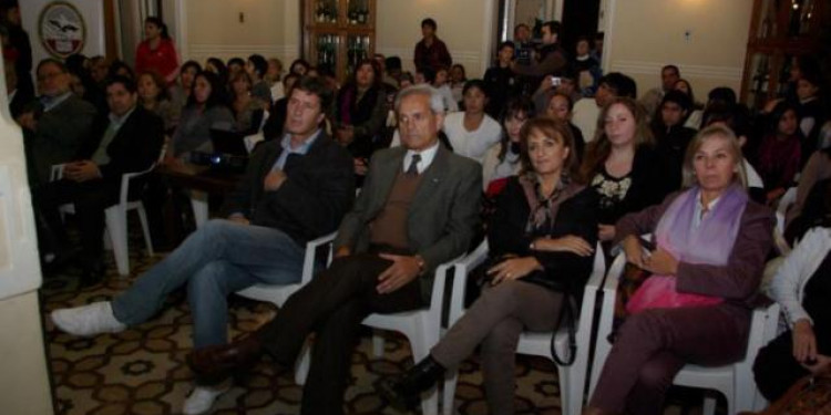 La política adelante