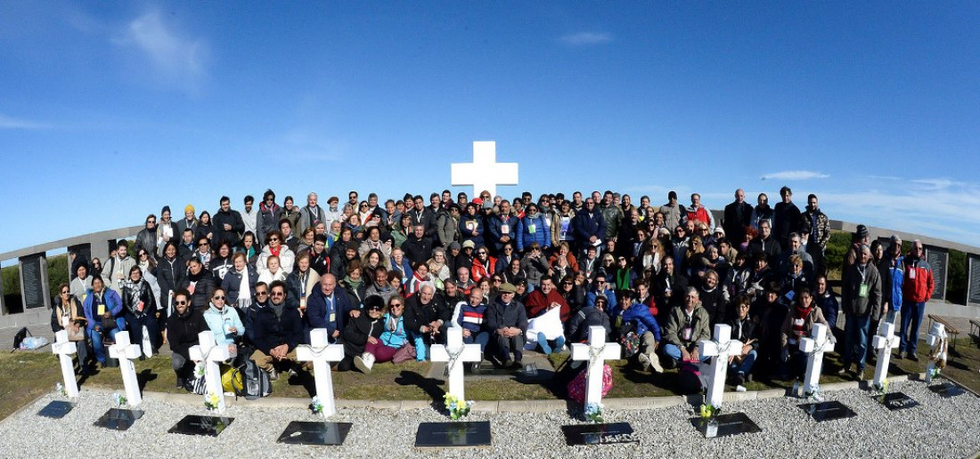 Emotiva ceremonia a los soldados argentinos que ya tienen tumbas con sus nombres