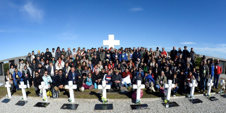 Emotiva ceremonia a los soldados argentinos que ya tienen tumbas con sus nombres