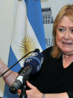 Malvinas: siguen "de cerca" la iniciativa de isleños de imponer visado a los argentinos