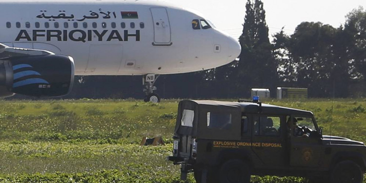 Sin víctimas, se entregaron los captores del avión libio