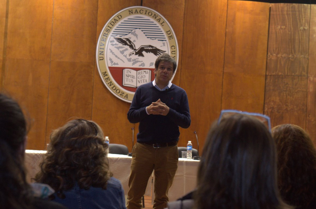 El neurólogo Facundo Manes se presentó en la Nave Universitaria