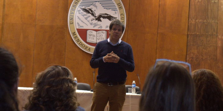 El neurólogo Facundo Manes se presentó en la Nave Universitaria