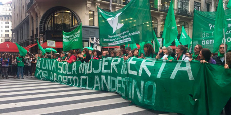 "Pañuelazo" a favor de la legalización del aborto en el Congreso