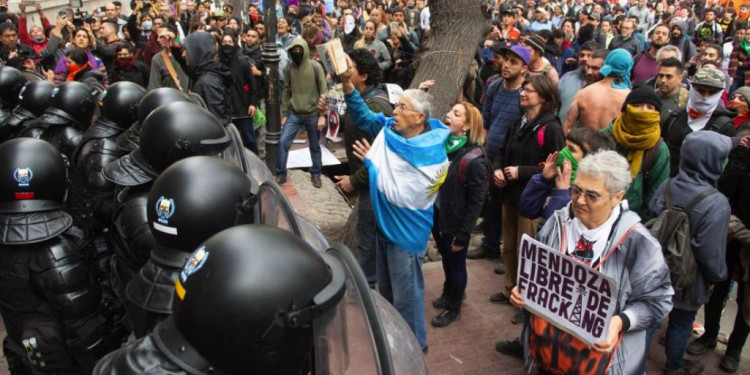 El Ejecutivo será querellante por la agresión a policías