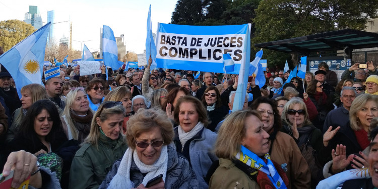 Una marcha "anticorrupción" reclamó frente a los Tribunales Federales