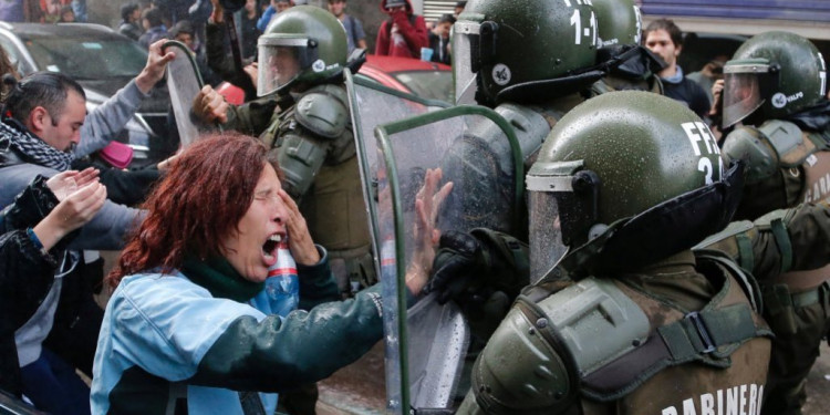 Incidentes en marcha estudiantil que rechaza la reforma de la educación universitaria