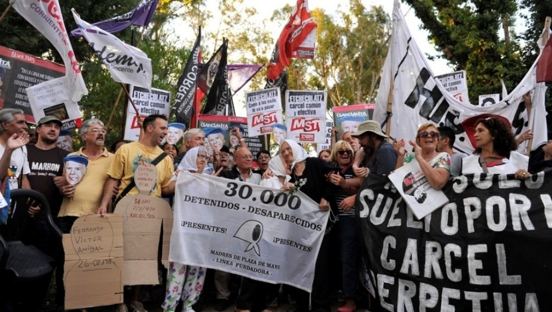 Marcha masiva en contra de la prisión domiciliaria a Etchecolatz