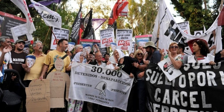 Marcha masiva en contra de la prisión domiciliaria a Etchecolatz