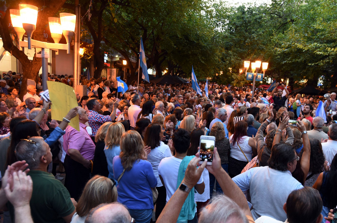 Dos marchas y un paro