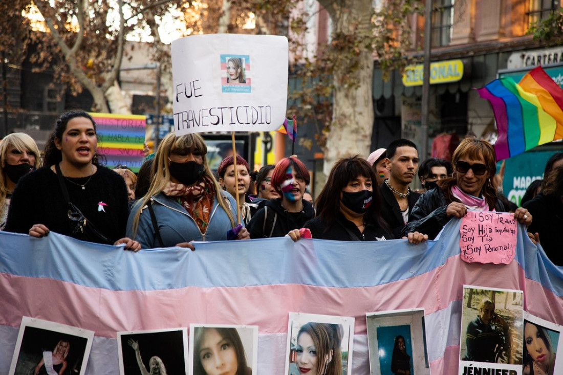 Multitudinaria marcha contra la violencia hacia las mujeres