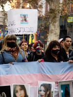 Multitudinaria marcha contra la violencia hacia las mujeres