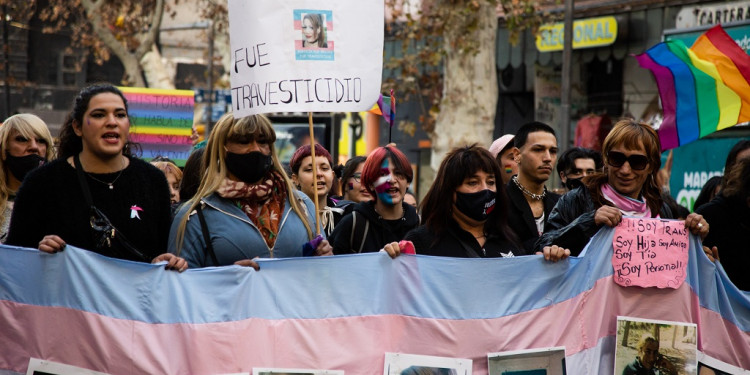 Multitudinaria marcha contra la violencia hacia las mujeres