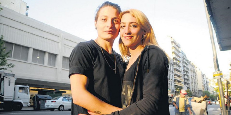 Mariana Gómez va a juicio oral por besar a su esposa en la vía pública