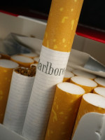 De reversa: Massalin baja los precios de los cigarrillos por la caída en las ventas