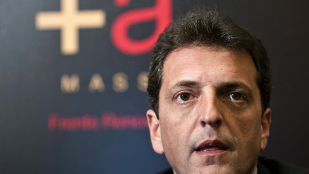 imagen Massa, en modo oportunista, le "pone el oído en la víctima"