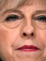 La primera ministra británica opta por un Brexit duro