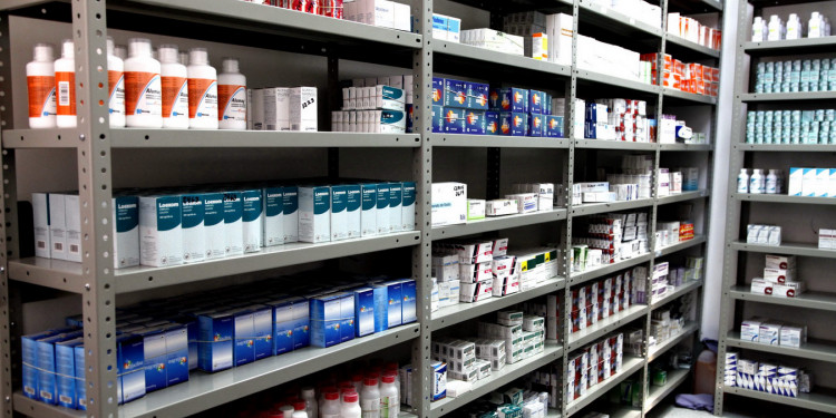 Laboratorios nacionales se comprometieron a bajar 7 % los precios de los medicamentos