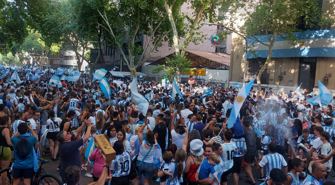 Locura en Mendoza: la hinchada argentina salió a celebrar el pase a la final