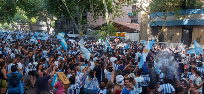 Locura en Mendoza: la hinchada argentina salió a celebrar el pase a la final