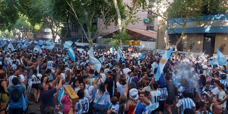 Locura en Mendoza: la hinchada argentina salió a celebrar el pase a la final