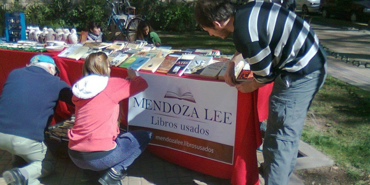 "Mendoza Lee", una página en Facebook para comprar libros 