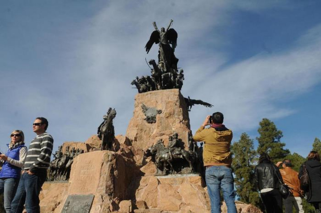 "Las anécdotas familiares, sociales y políticas están relacionadas con la historia de Mendoza"