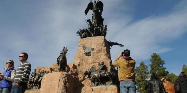 "Las anécdotas familiares, sociales y políticas están relacionadas con la historia de Mendoza"