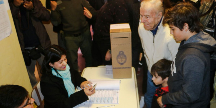 Con Carlos Menem inhabilitado pero en la boleta, el PJ se impone en La Rioja