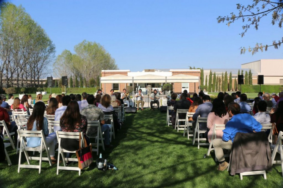 Brindis de primavera y música en Luján