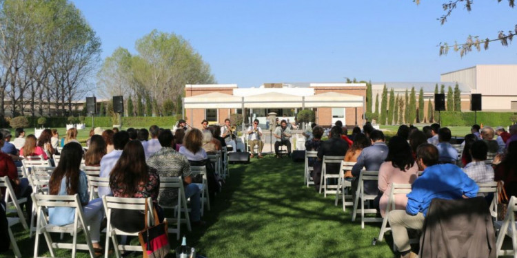 Brindis de primavera y música en Luján