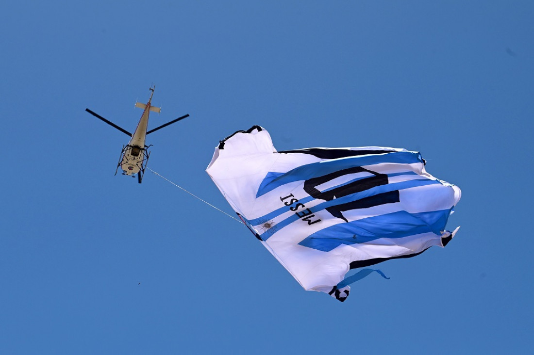 La camiseta de Messi más grande del mundo flameó en el cielo argentino