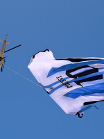 La camiseta de Messi más grande del mundo flameó en el cielo argentino