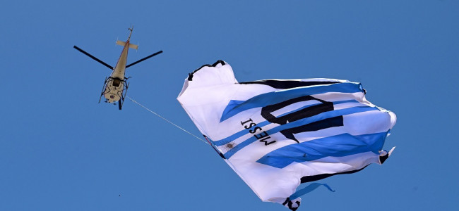 La camiseta de Messi más grande del mundo flameó en el cielo argentino