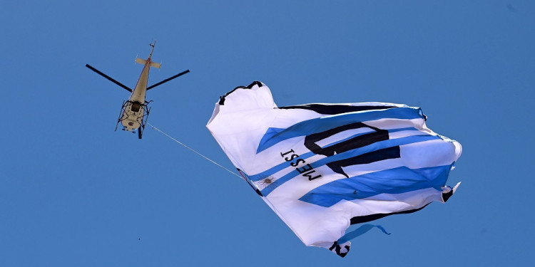 La camiseta de Messi más grande del mundo flameó en el cielo argentino