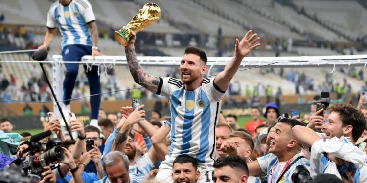 La historia de la copa "trucha" con la que Messi festejó el título del mundo en Qatar 