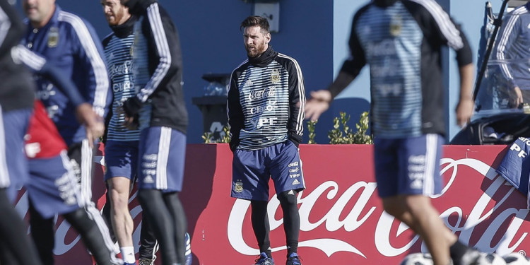 Messi llegó a la Argentina para empezar a entrenar