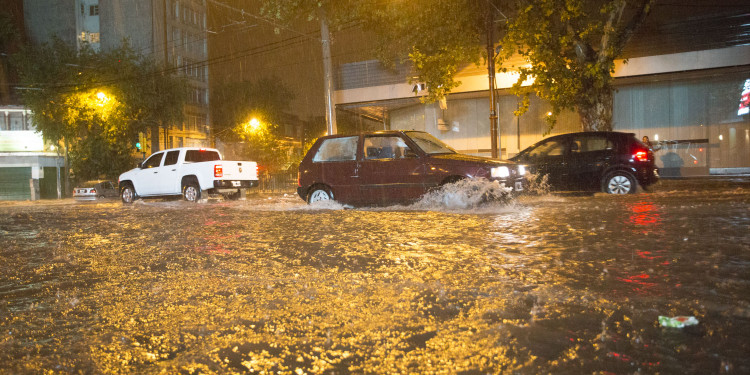 La lluvia no dejaba salir a los artistas del Frank Romero Day