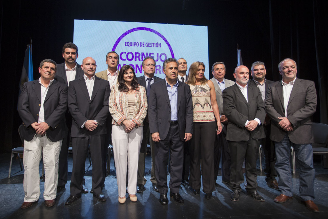 Cornejo presentó a su gabinete 