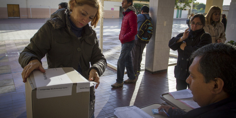 Los pro y los contra de Cornejo si desdobla las elecciones