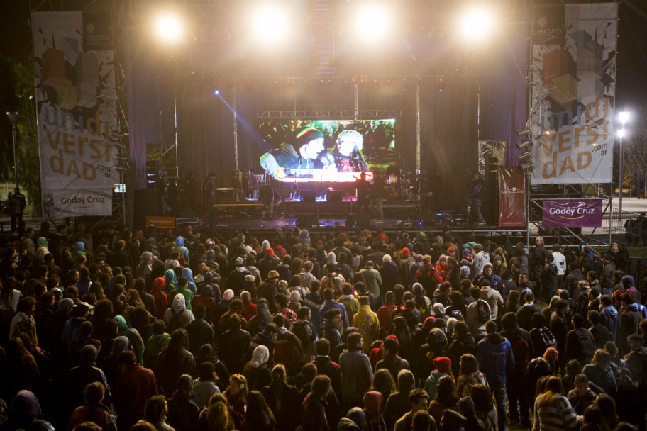 imagen En la fiesta de la UNCUYO hubo Karamelo Santo para 8 mil personas 