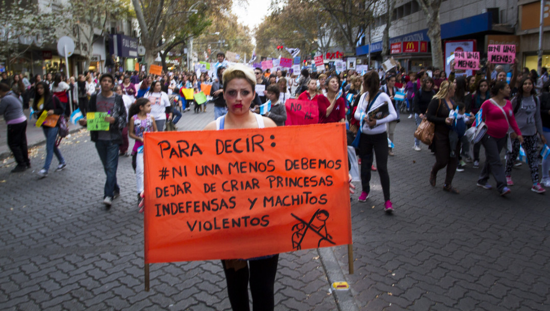 imagen La rebelión en las calles y la marcha interna