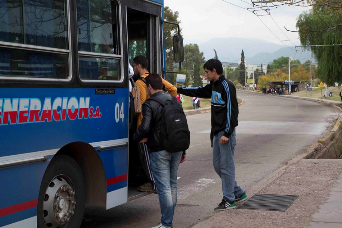 Vandalismo en Mendoza: entre seis y siete micros son apedreados por día