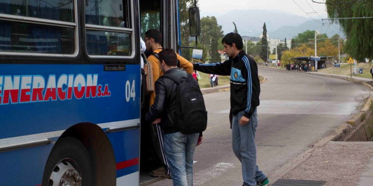 Vandalismo en Mendoza: entre seis y siete micros son apedreados por día