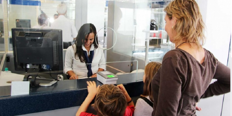 Habilitan trámite instantáneo en fronteras y aeropuertos para autorizar a menores de 18 años a salir del país