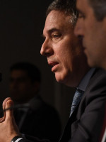 Tres medidas para frenar al dólar