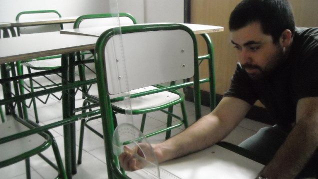 imagen Sillas y mesas que perjudican el aprendizaje de los chicos