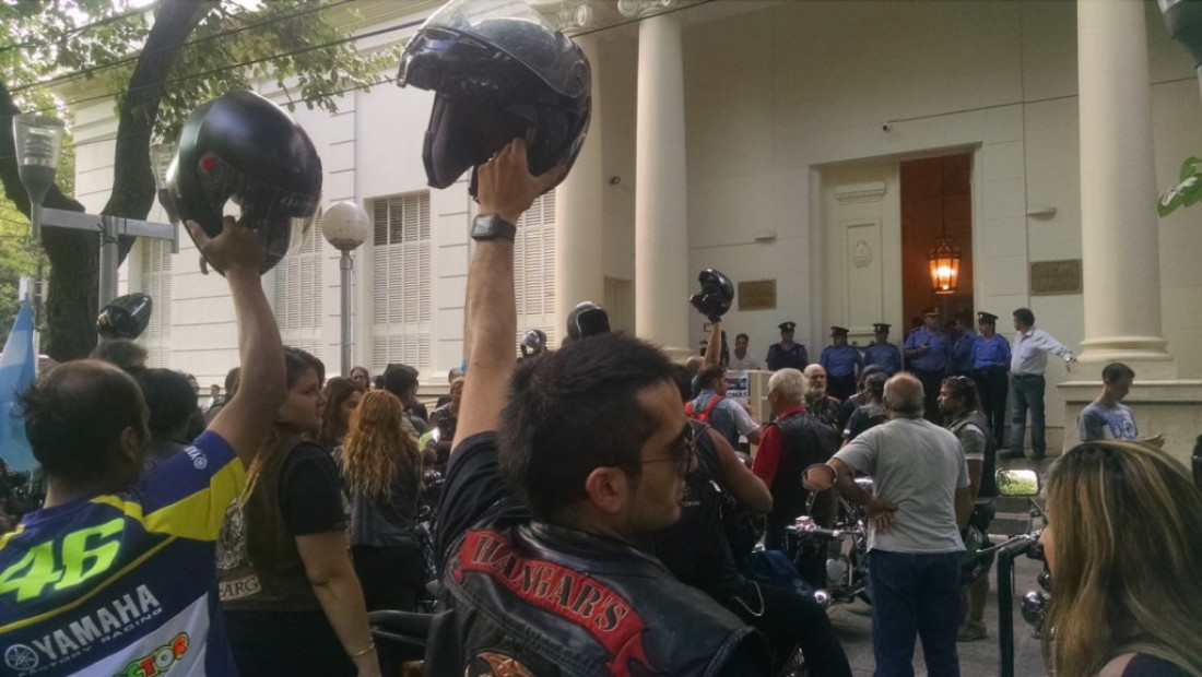 Motociclistas protestaron contra la colocación de la patente en el casco