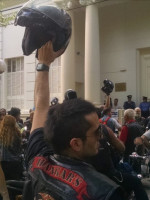Motociclistas protestaron contra la colocación de la patente en el casco
